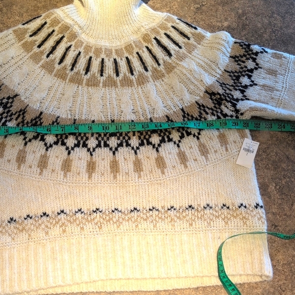 Old Navy Turtleneck Sweater - Picture 3 of 4